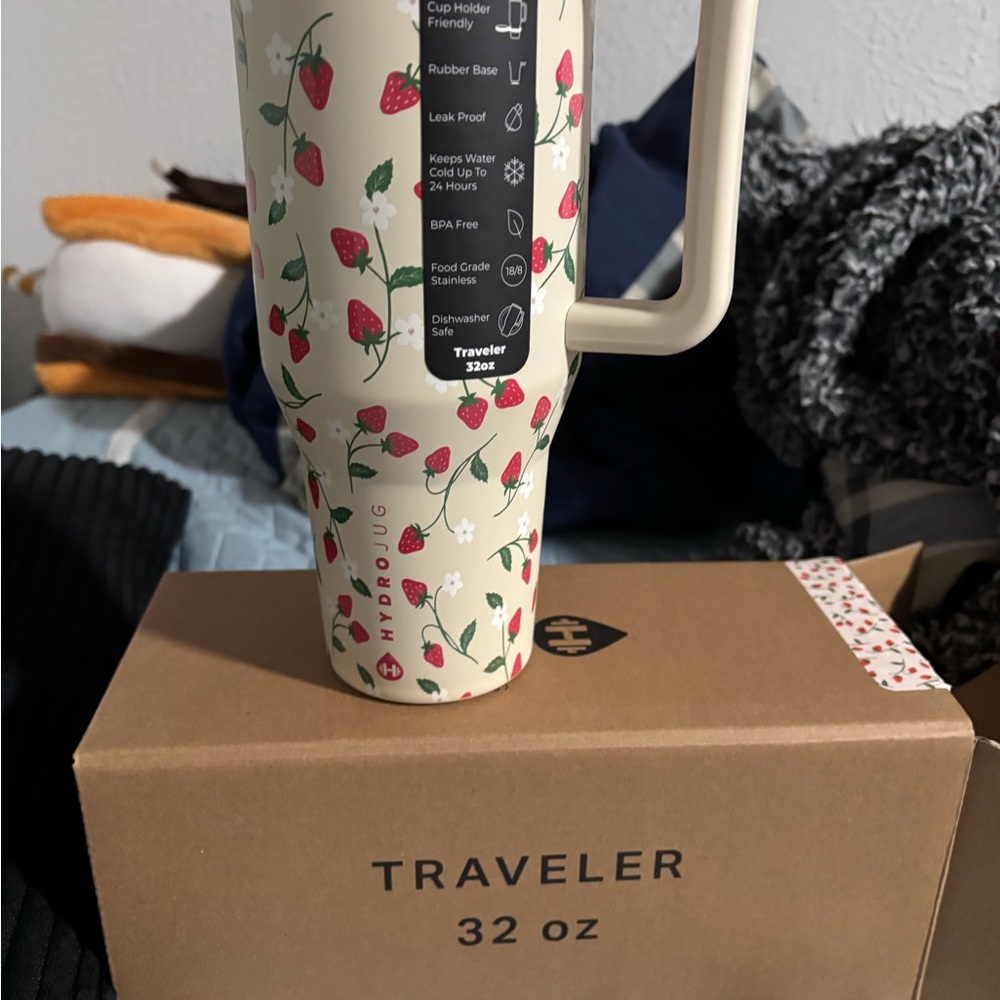 Hydro Flask Traveler 32 oz Cream with Strawberry Design